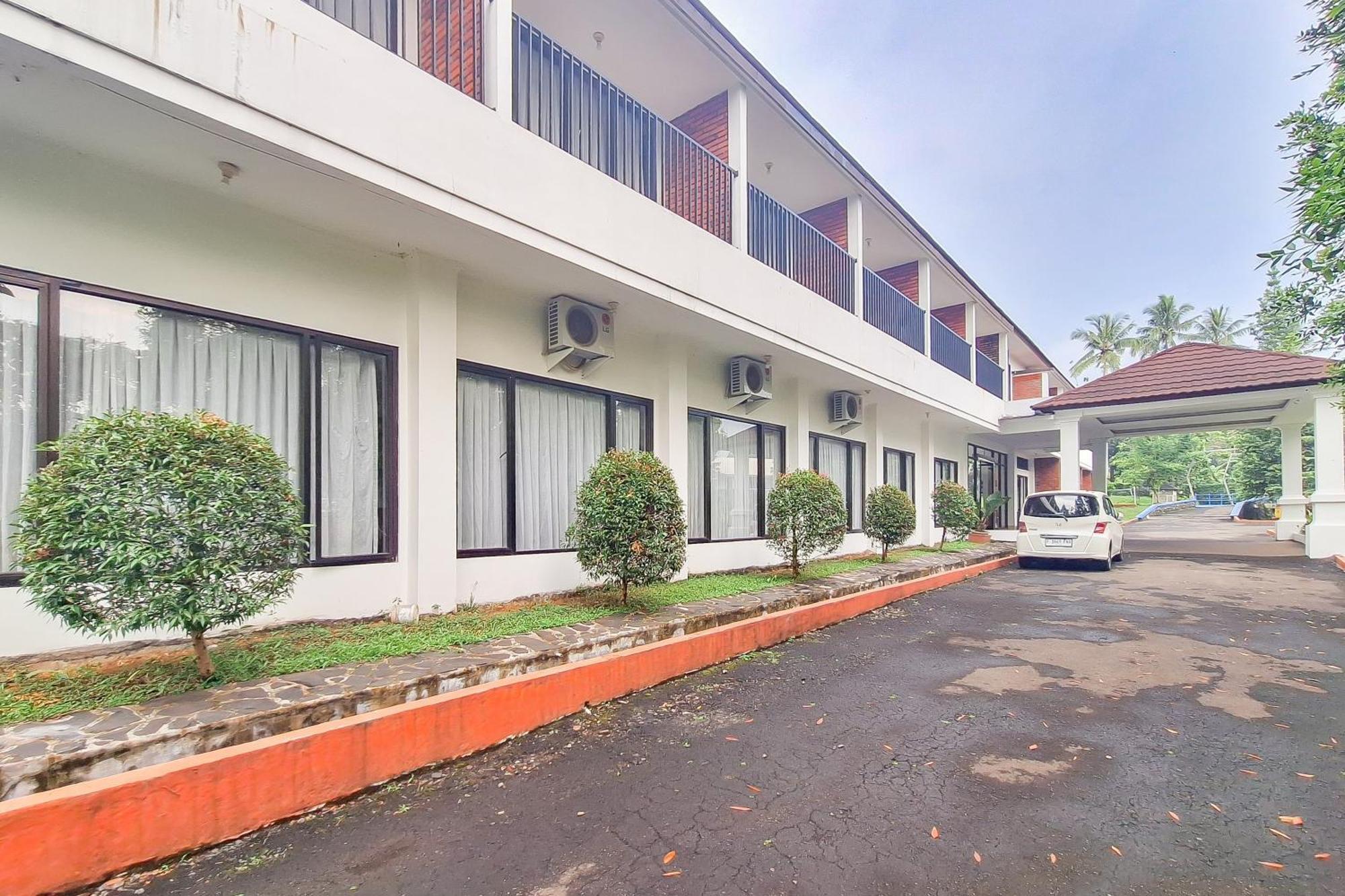 Urbanview Hotel Tridaya Cisarua Puncak Bagian luar foto